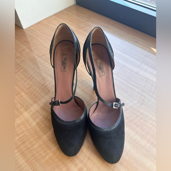 ALAIA ROUND-TOE HIGH HEELS 10 CM IN BLACK CALFSKIN